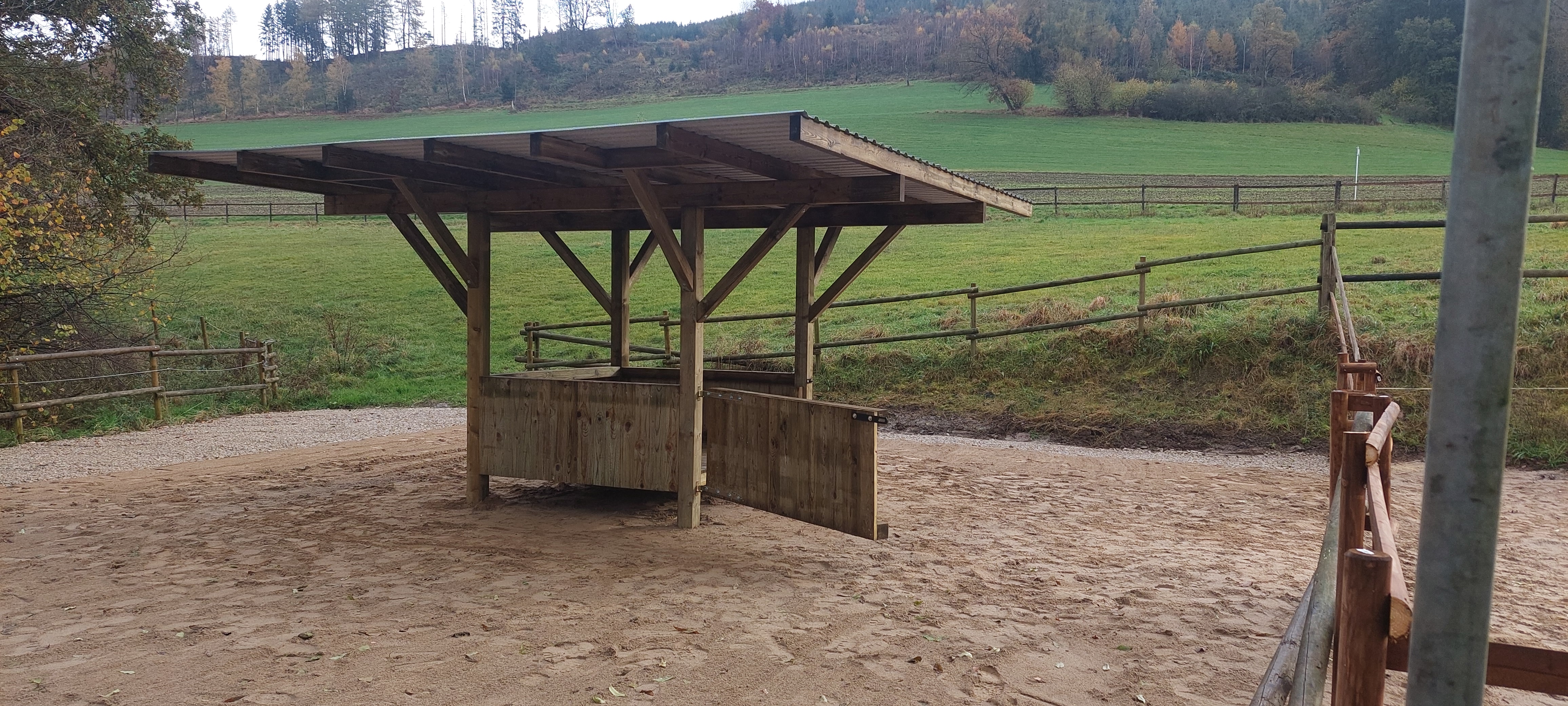 Heu-Fütterung mit Trapezblechen